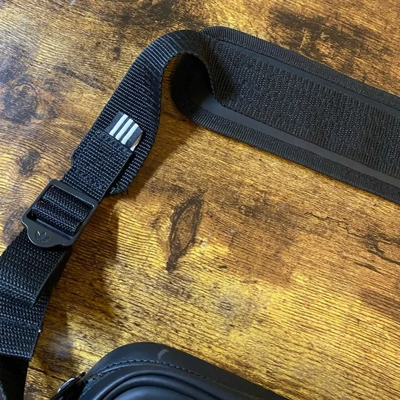 Adidas Black Cross Body Zipper Bag Purse w Lots of Storage for Men & Women - Picture 4 of 7